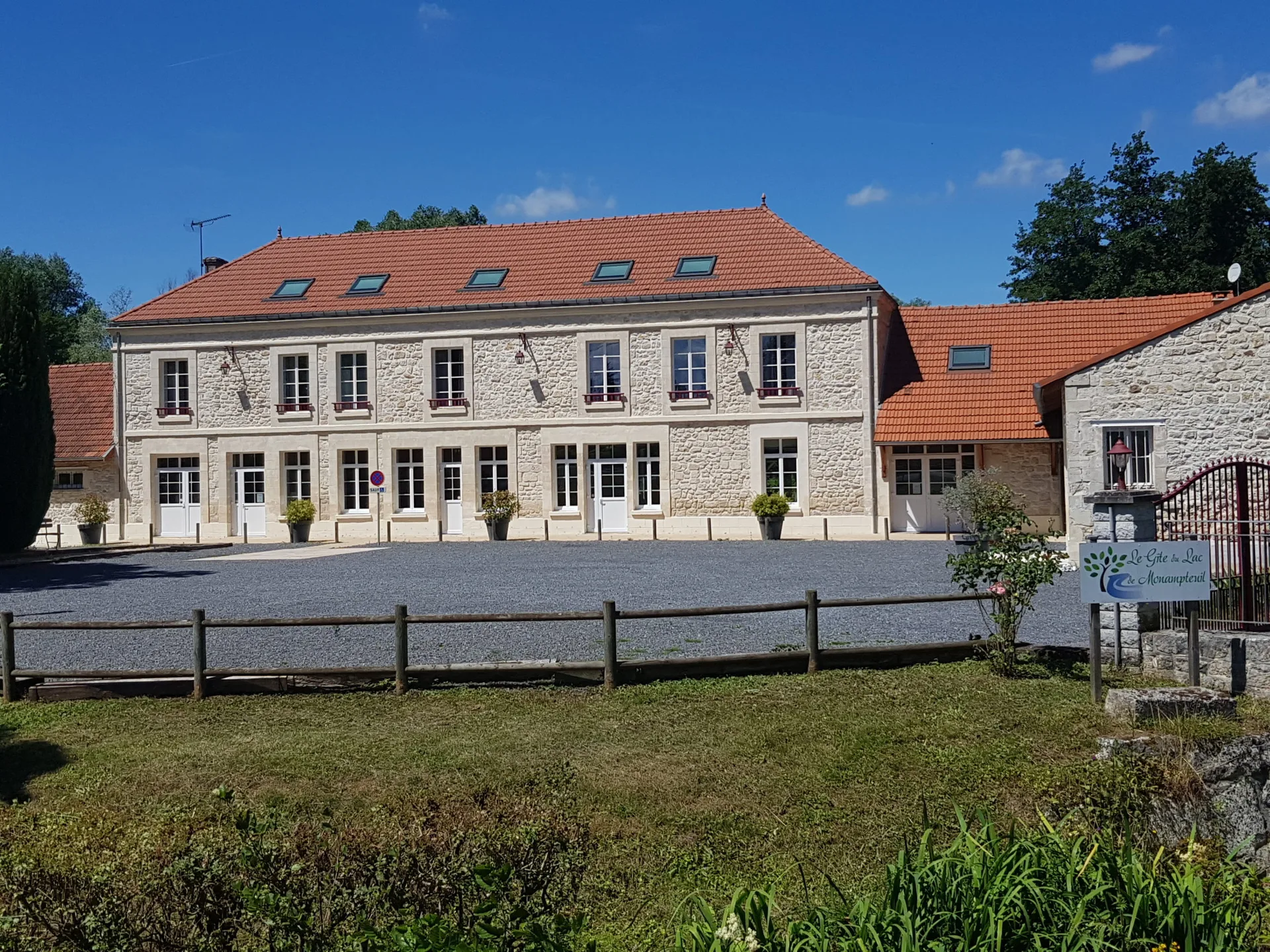 Gîte de groupe Le Gîte du Lac de Monampteuil à Monampteuil — Photo 1 de Le Gîte du Lac de Monampteuil à Monampteuil, capacité 48 personnes