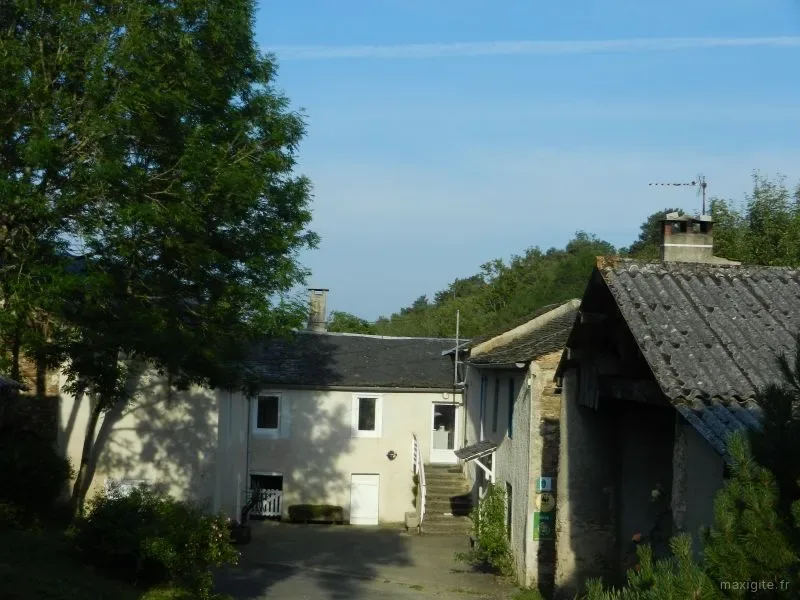 grande cour avec accès sur chacun des gîtes