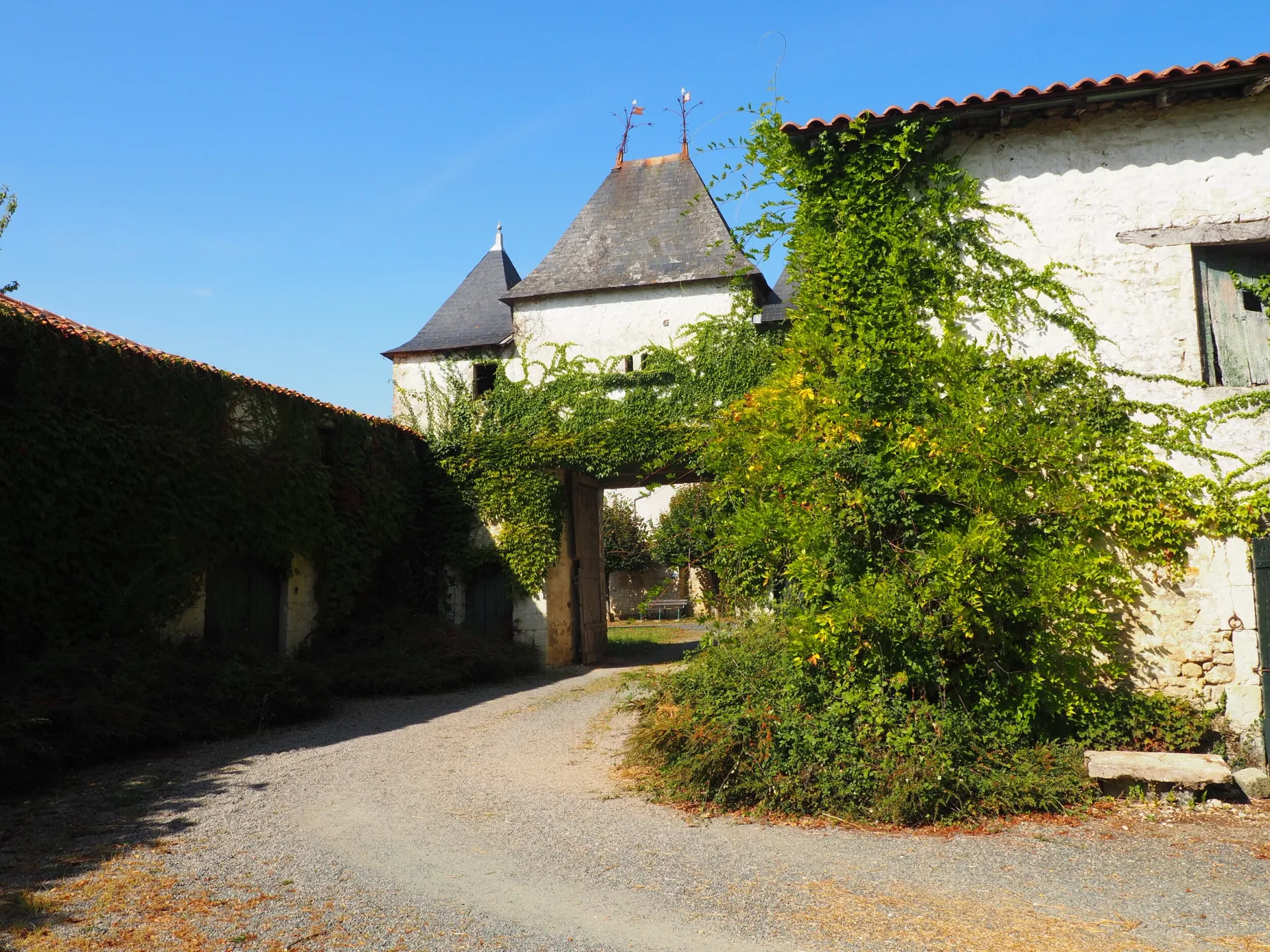Gîte de groupe Château de Parançay à Bernay-Saint-Martin — Photo 2 de Château de Parançay à Bernay-Saint-Martin, capacité 15 personnes