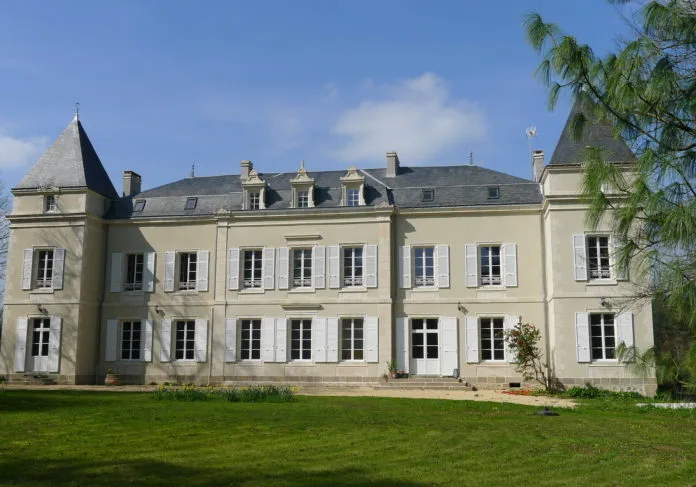 Gîte de groupe Domaine de La Girardière à Le Tablier — Photo 1 de Domaine de La Girardière à Le Tablier, capacité 20 personnes