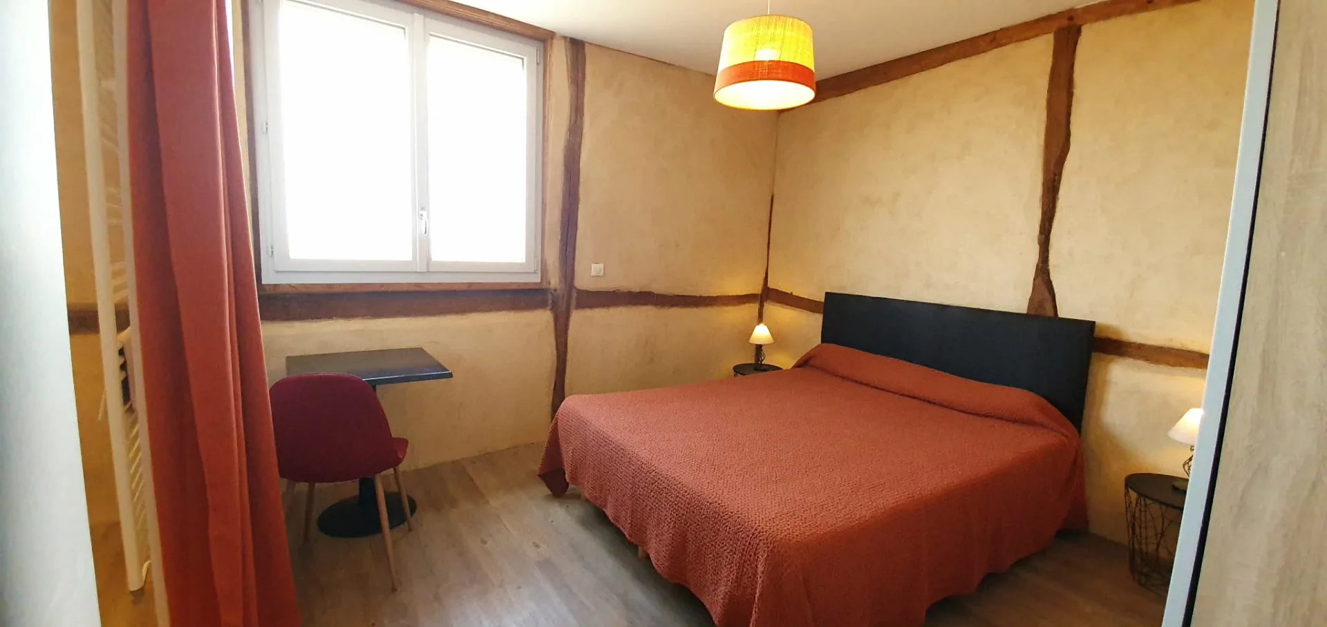 A l'étage, une 1ère chambre lit 160x200 avec sa salle d'eau + WC privés