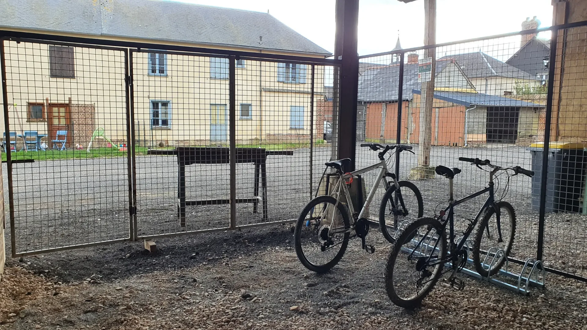 Espace sécurisé pour vélos.