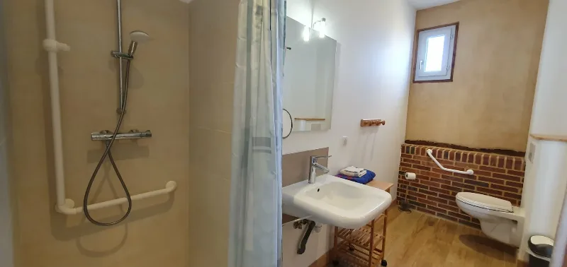 Salle d'eau et WC de la chambre PMR