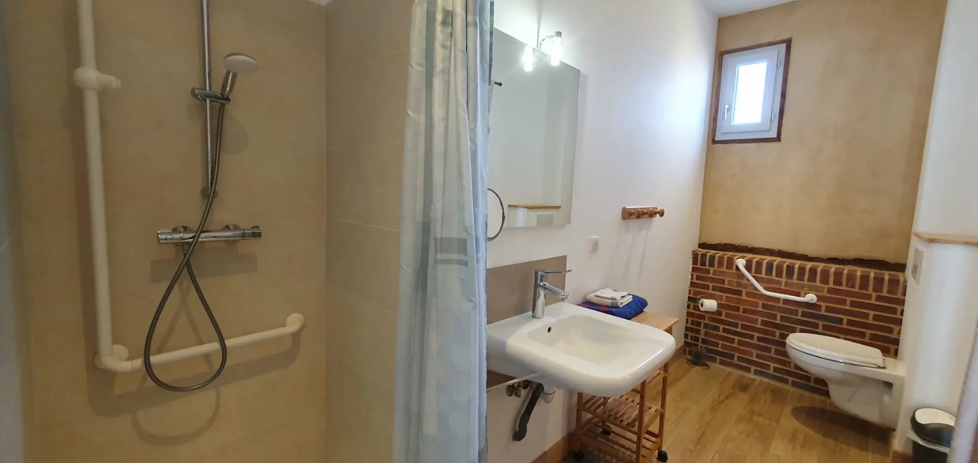 Salle d'eau et WC de la chambre PMR