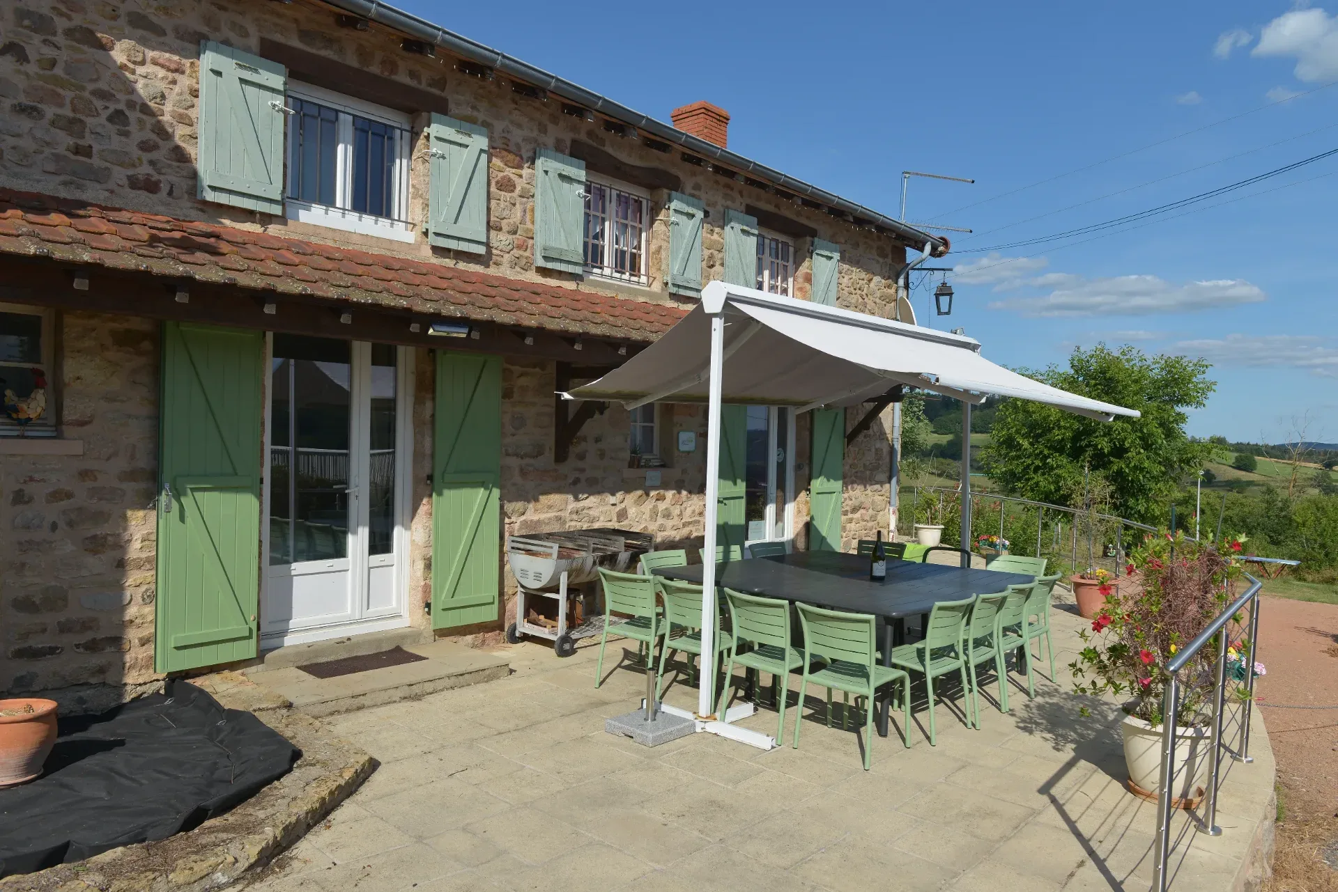 Terrase du gite avec vue sur la vallée