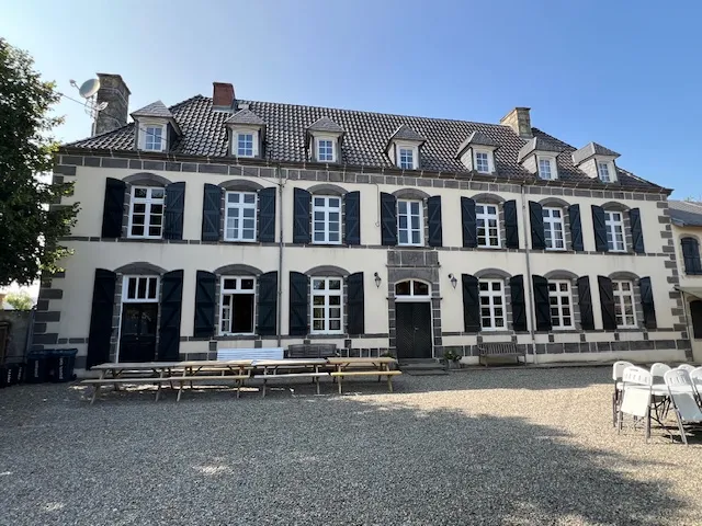 Le Bâtiment principal et une partie du domaine.