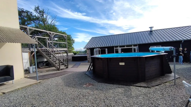 La piscine et le solarium.
