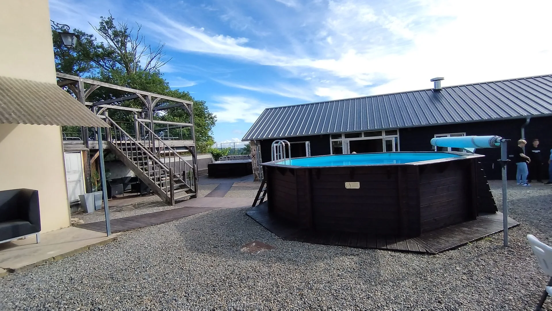 La piscine et le solarium.