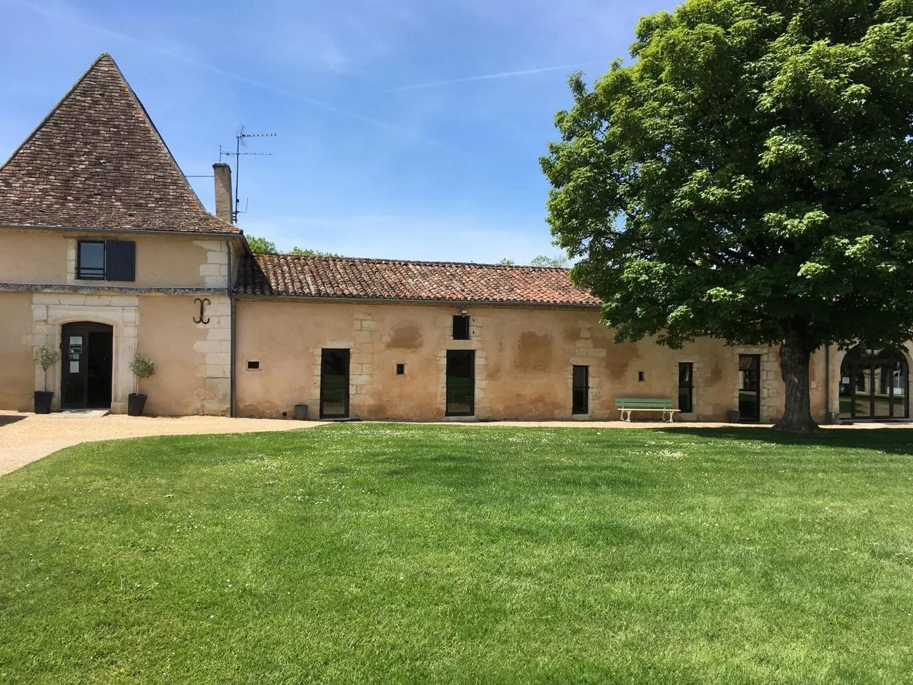 Gîte de groupe Domaine des Chaulnes - Gîte de groupe Les Palombes à Grignols — Photo 1 de Domaine des Chaulnes - Gîte de groupe Les Palombes à Grignols, capacité 34 personnes