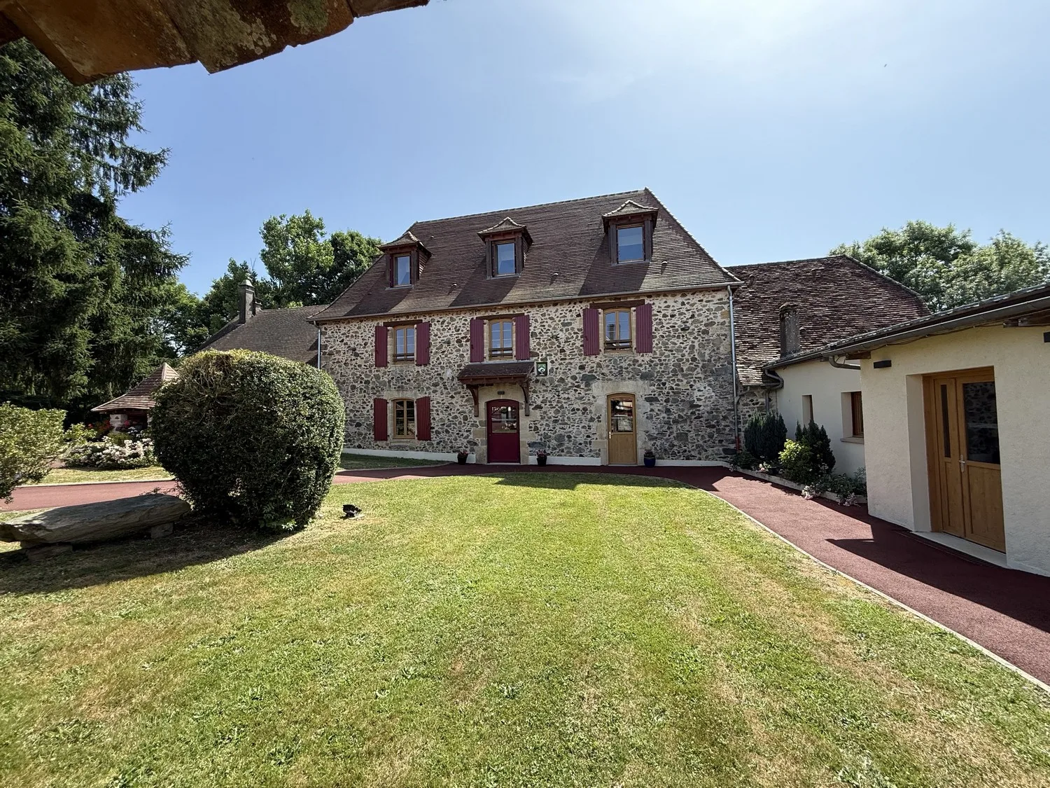 Gîte de groupe Le Cantou, presbytère du XVIIIe à Saint-Mesmin — Photo 1 de Le Cantou, presbytère du XVIIIe à Saint-Mesmin, capacité 30 personnes