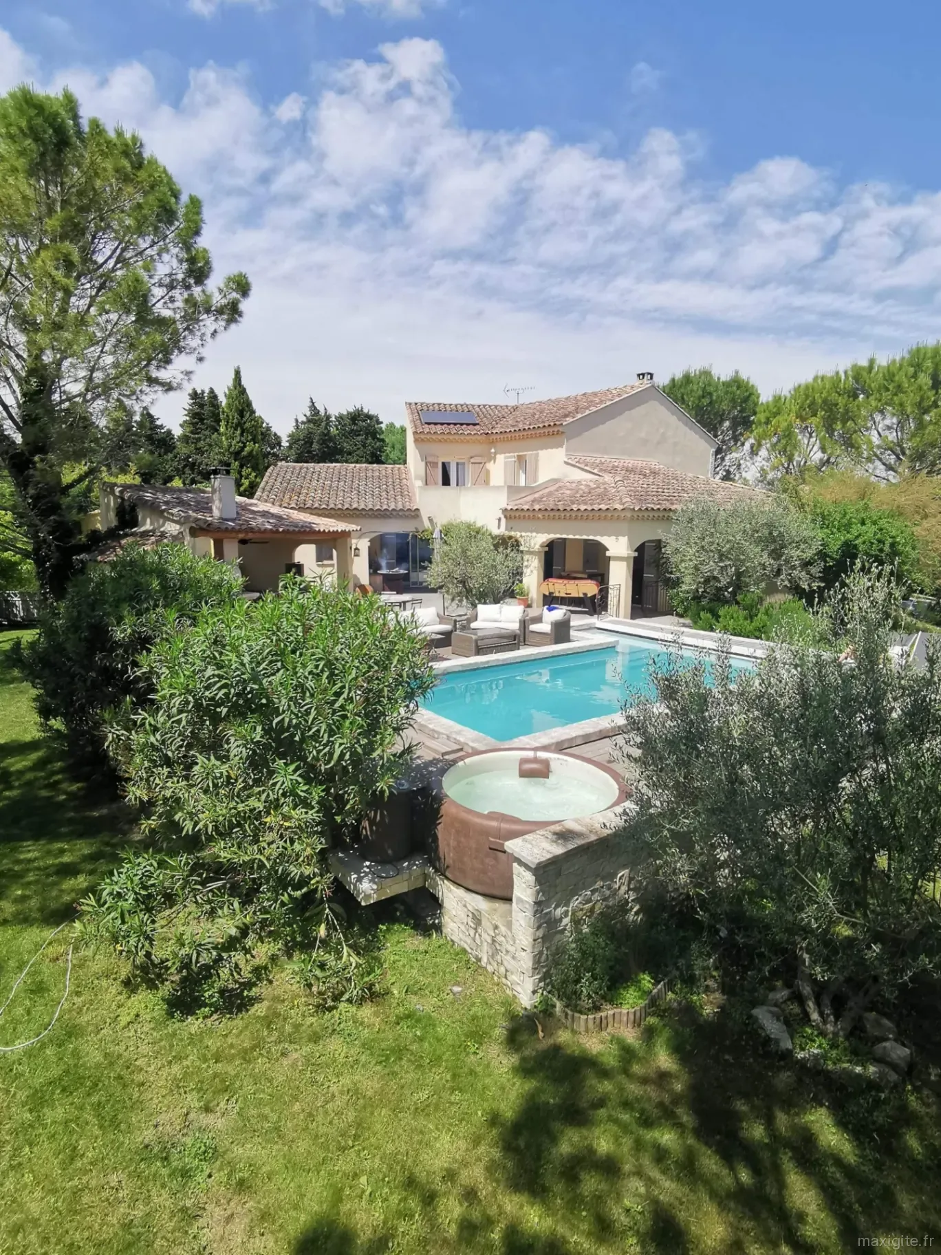 Gîte de groupe Villa Valentina à Althen-des-Paluds — Vue aérienne de la villa provençale avec piscine, jacuzzi et grand jardin arboré ensoleillé, capacité 16 personnes