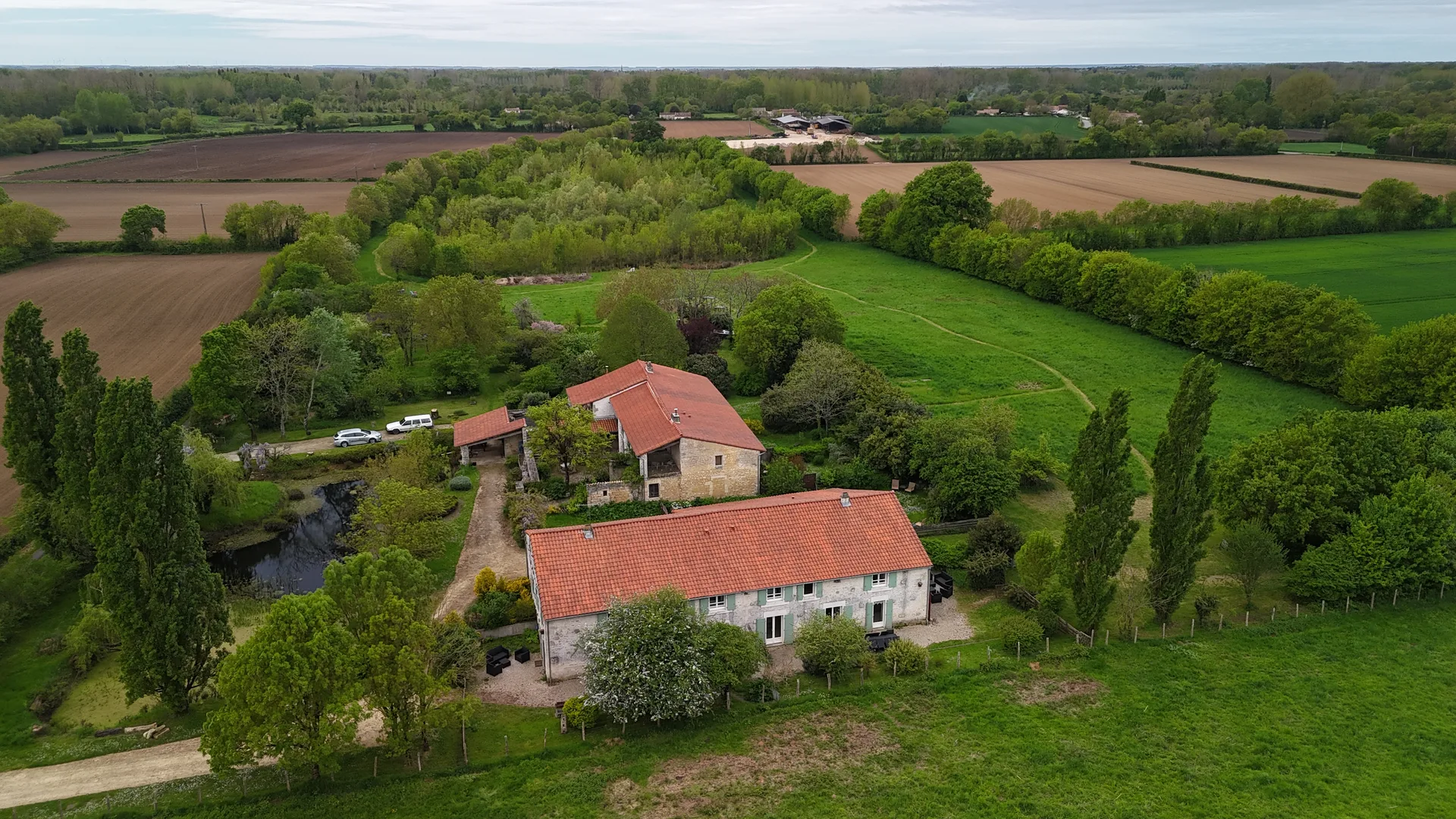 Gîte de groupe Le Hameau de Sainte-Mégrine à Coulon — Photo 1 de Le Hameau de Sainte-Mégrine à Coulon, capacité 24 personnes
