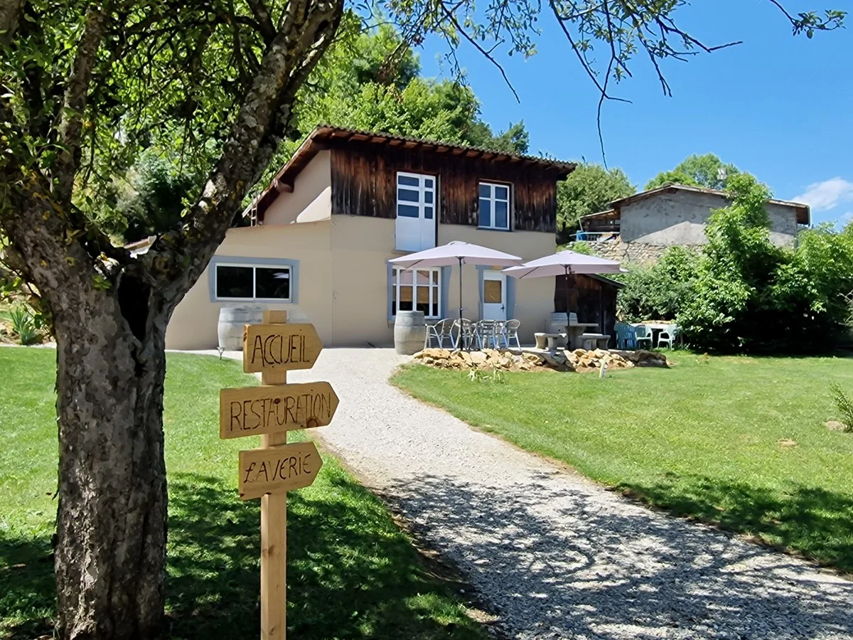 Gîte de groupe Gite D'Étape Les Troubadours à Roquefeuil — Photo 1 de Gite D'Étape Les Troubadours à Roquefeuil, capacité 18 personnes
