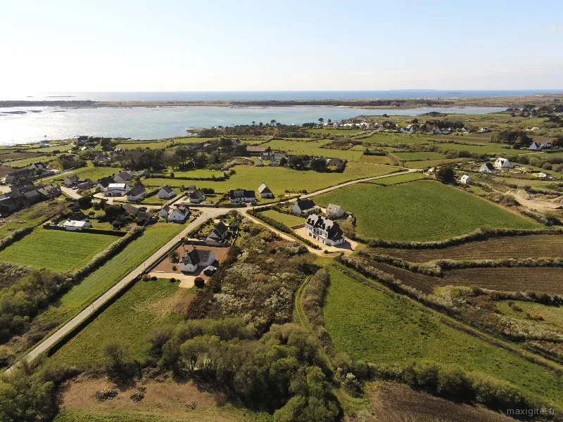 Vue aerienne du domaine dans la campagne bretonne avec littoral et mer en arriere-plan