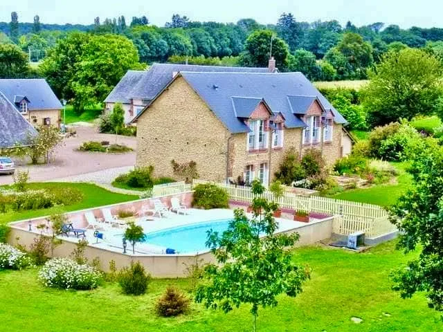 Gîte de groupe Villa Ramsès à Ennordres — Photo 1 de Villa Ramsès à Ennordres, capacité 45 personnes