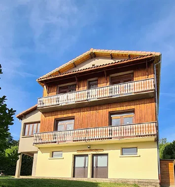 Gîte de groupe Le Grand Gîte de Quadréllis à Saint-Bonnet-le-Courreau — Photo 1 de Le Grand Gîte de Quadréllis à Saint-Bonnet-le-Courreau, capacité 26 personnes