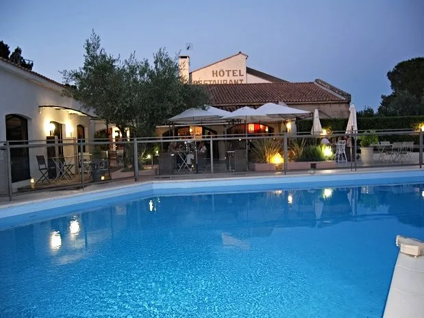 Gîte de groupe Les Aubuns — Hôtel & Domaine à Caissargues — Photo 1 de Les Aubuns — Hôtel & Domaine à Caissargues, capacité 60 personnes
