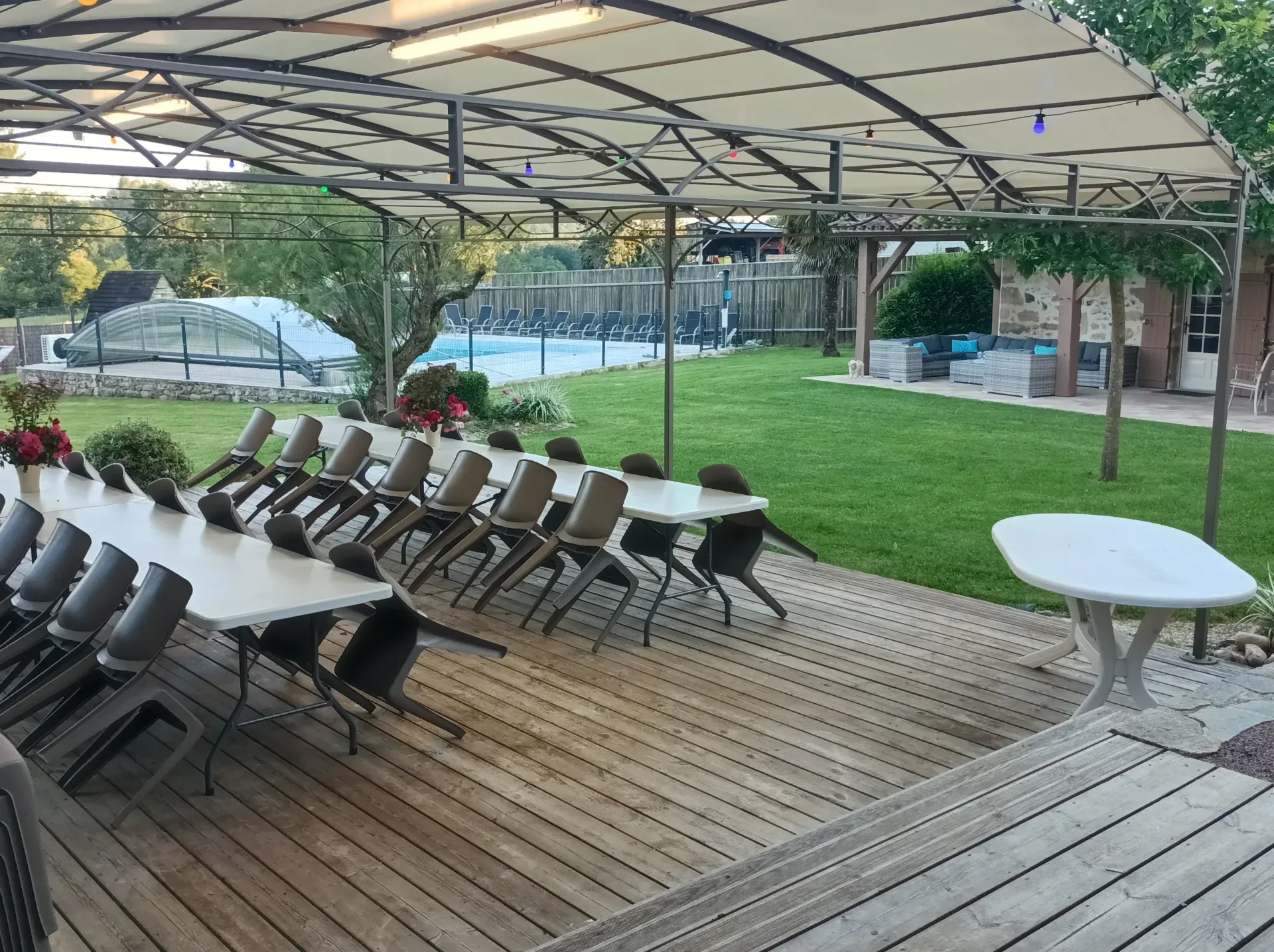 Gîte de groupe Domaine de La Rebière à Saint-Martin-de-Fressengeas — N°1Domaine de La Rebière – Pergolas vue sur jardin et piscine, capacité 40 personnes