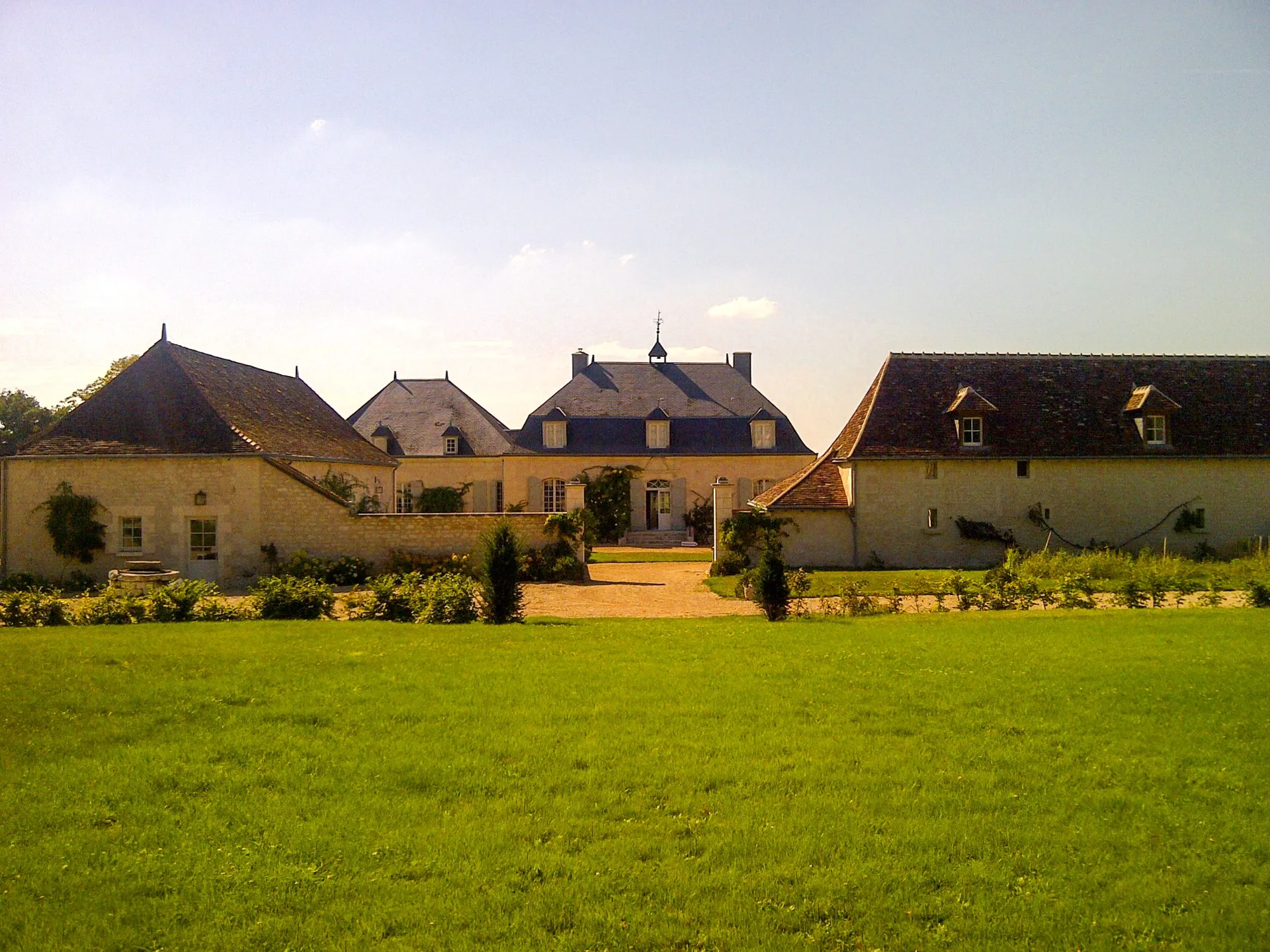 Gîte de groupe Ancien Prieuré de la Mothe à Yzeures-sur-Creuse — Photo 1 de Ancien Prieuré de la Mothe à Yzeures-sur-Creuse, capacité 26 personnes