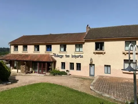 Gîte de groupe Ancienne Auberge des Brizards à Quarré-les-Tombes — Ancienne Auberge des Brizards – Quarré-les-Tombes, capacité 15 personnes