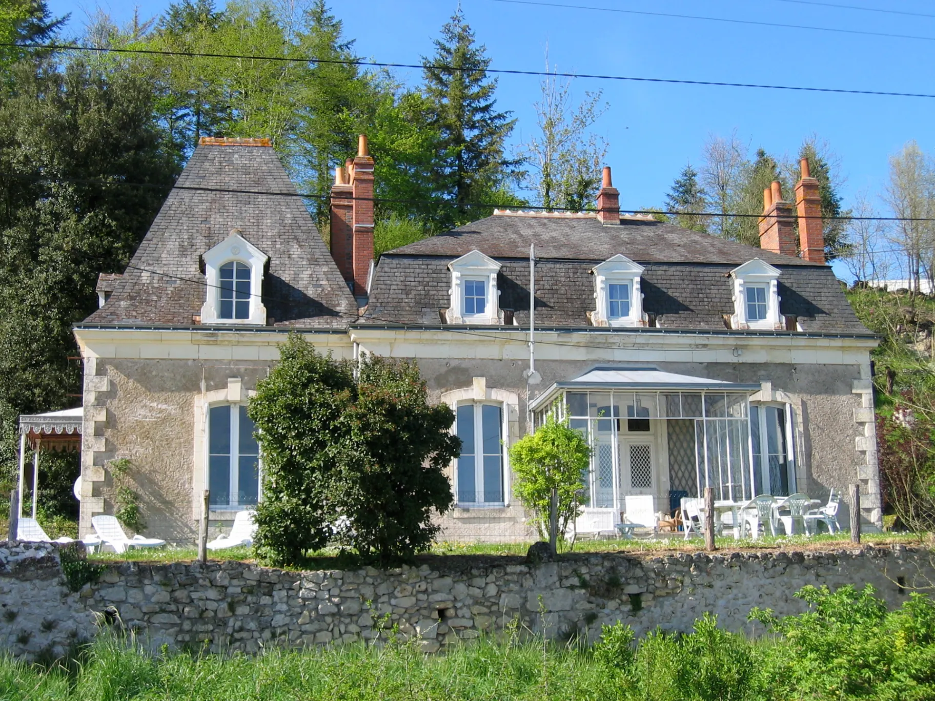 Gîte de groupe Manoir des Badinons à Azay-le-Rideau — Manoir en tuffeau avec tourelle, lucarnes et véranda, façade sur jardin, capacité 20 personnes