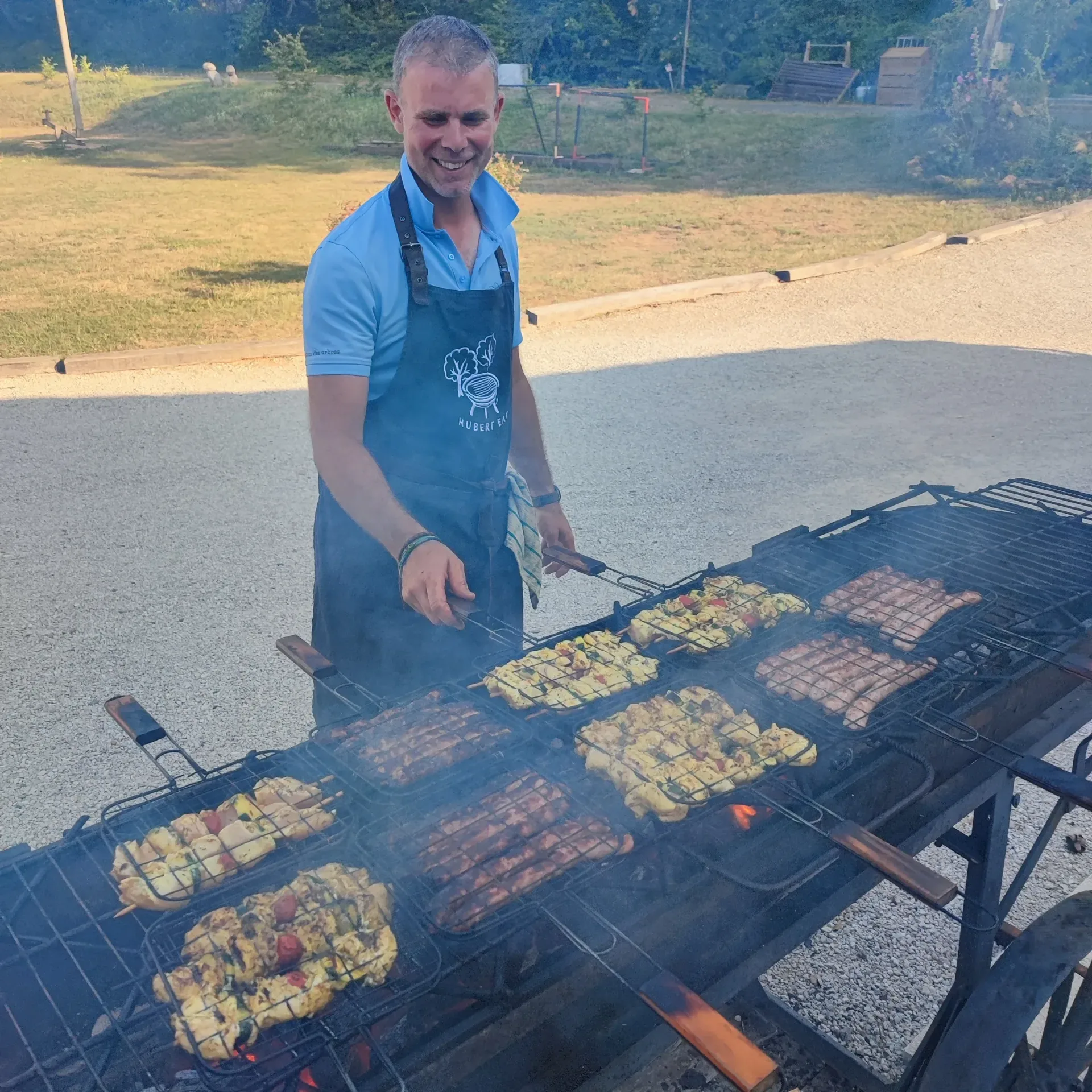 Au Creux des Arbres – Carsac-Aillac - barbecue convivial demi pension
