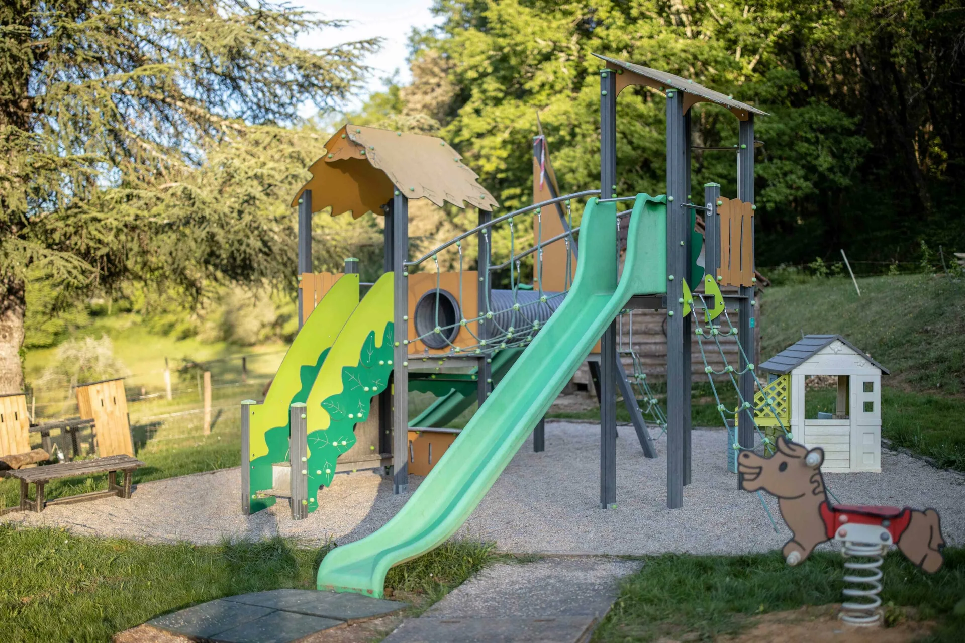 aire de jeux moderne de Au Creux des Arbres à Carsac-Aillac