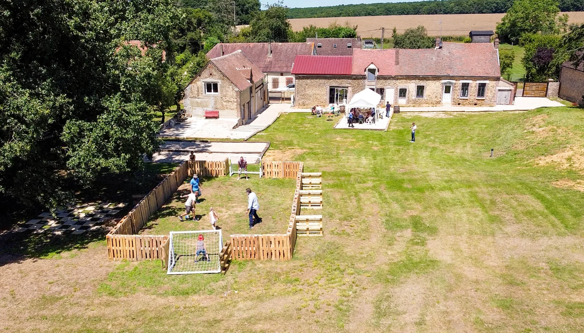 Gîte de groupe Les Menus Bois à Arcès-Dilo — Photo 1 de Les Menus Bois à Arcès-Dilo, capacité 19 personnes