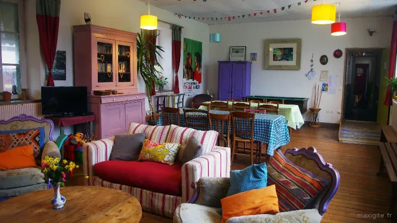 Espace de vie festif avec canapés multicolores, armoires pastel et guirlandes