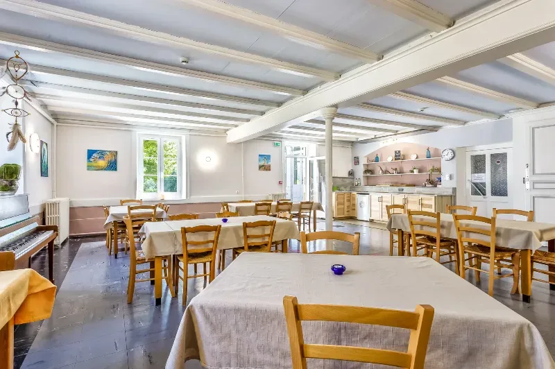 Salle à manger ouverte sur la terrasse