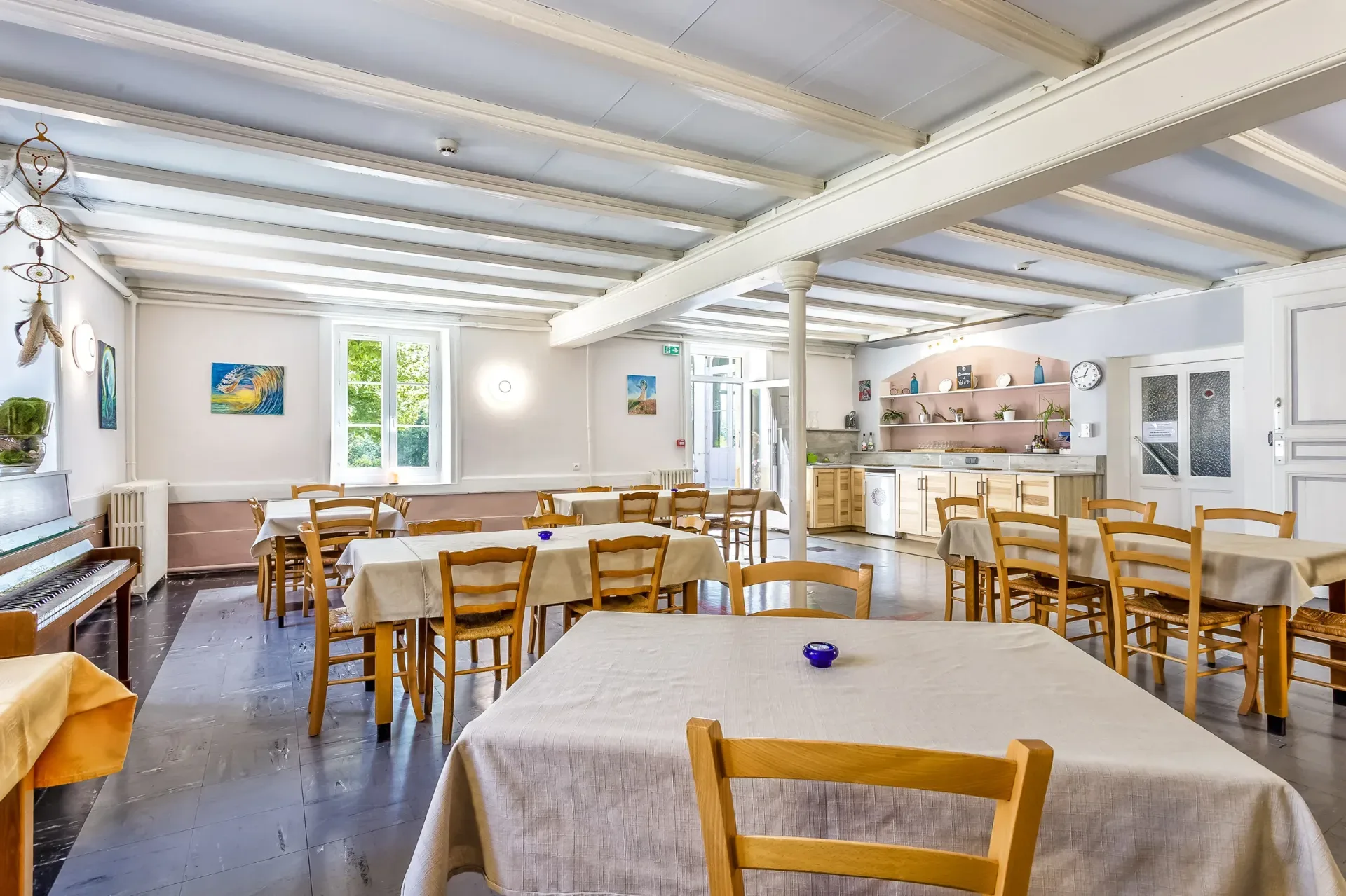 Salle à manger ouverte sur la terrasse