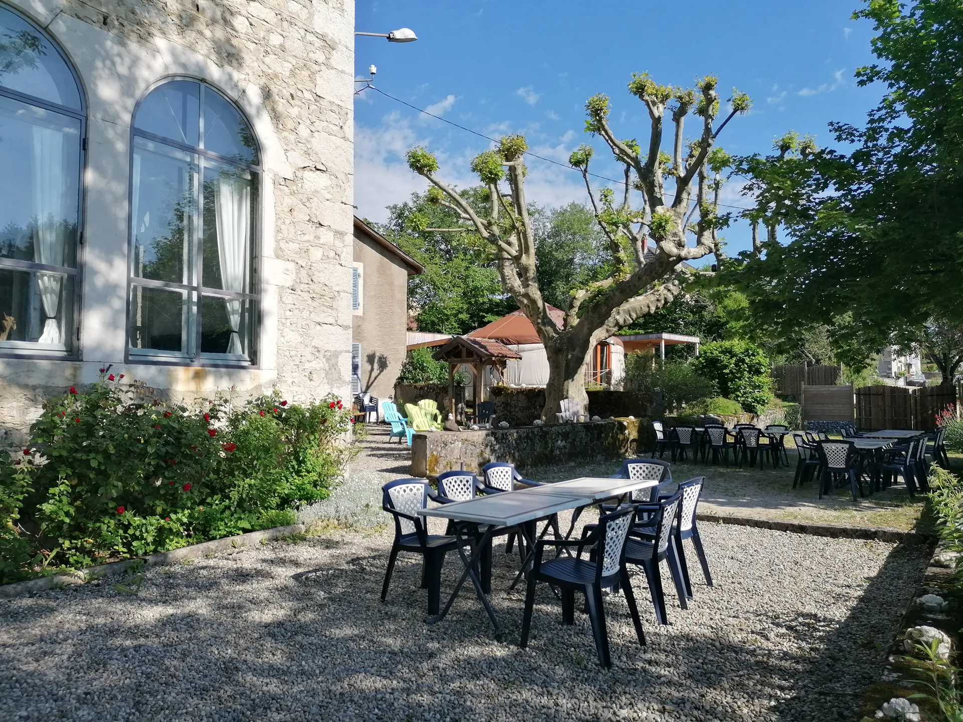 terrasse du gite privatisée avec boulodrome piscine et parc