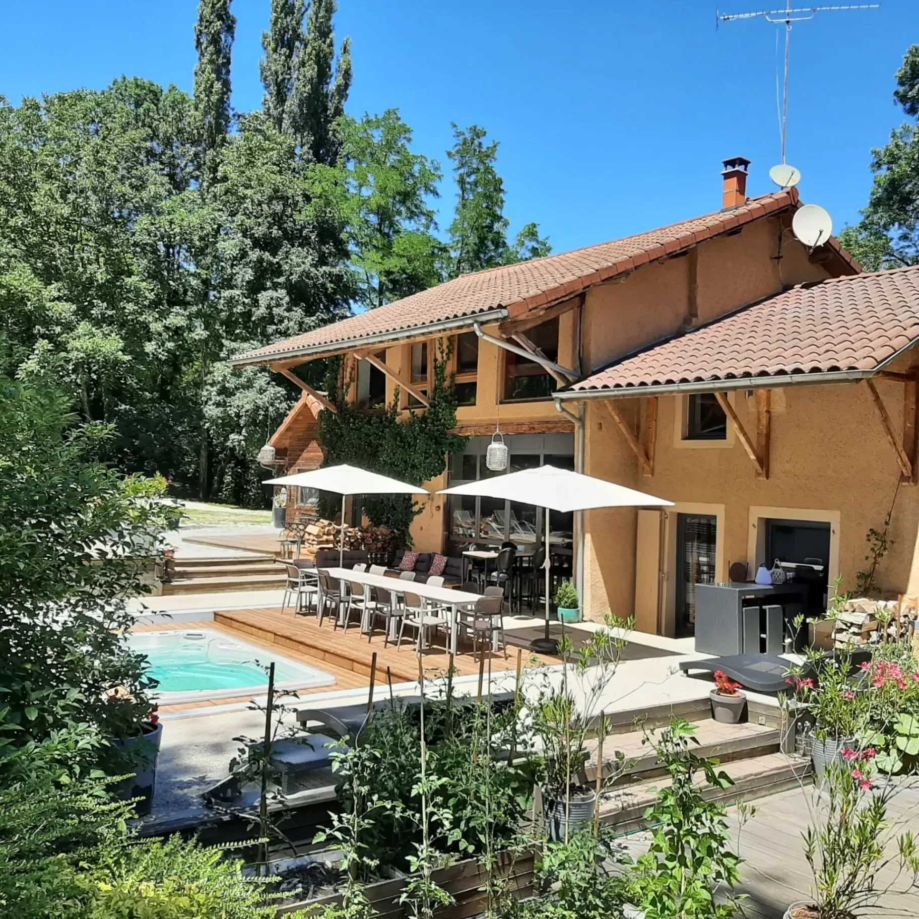 Gîte de groupe Lili Paradis à Saint-Savin — vue d'ensemble maison, capacité 17 personnes