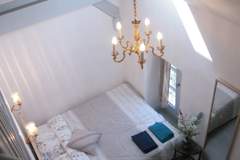 Chambre lumineuse du gîte avec lits en bois et décoration soignée dans un esprit maison bourguignonne