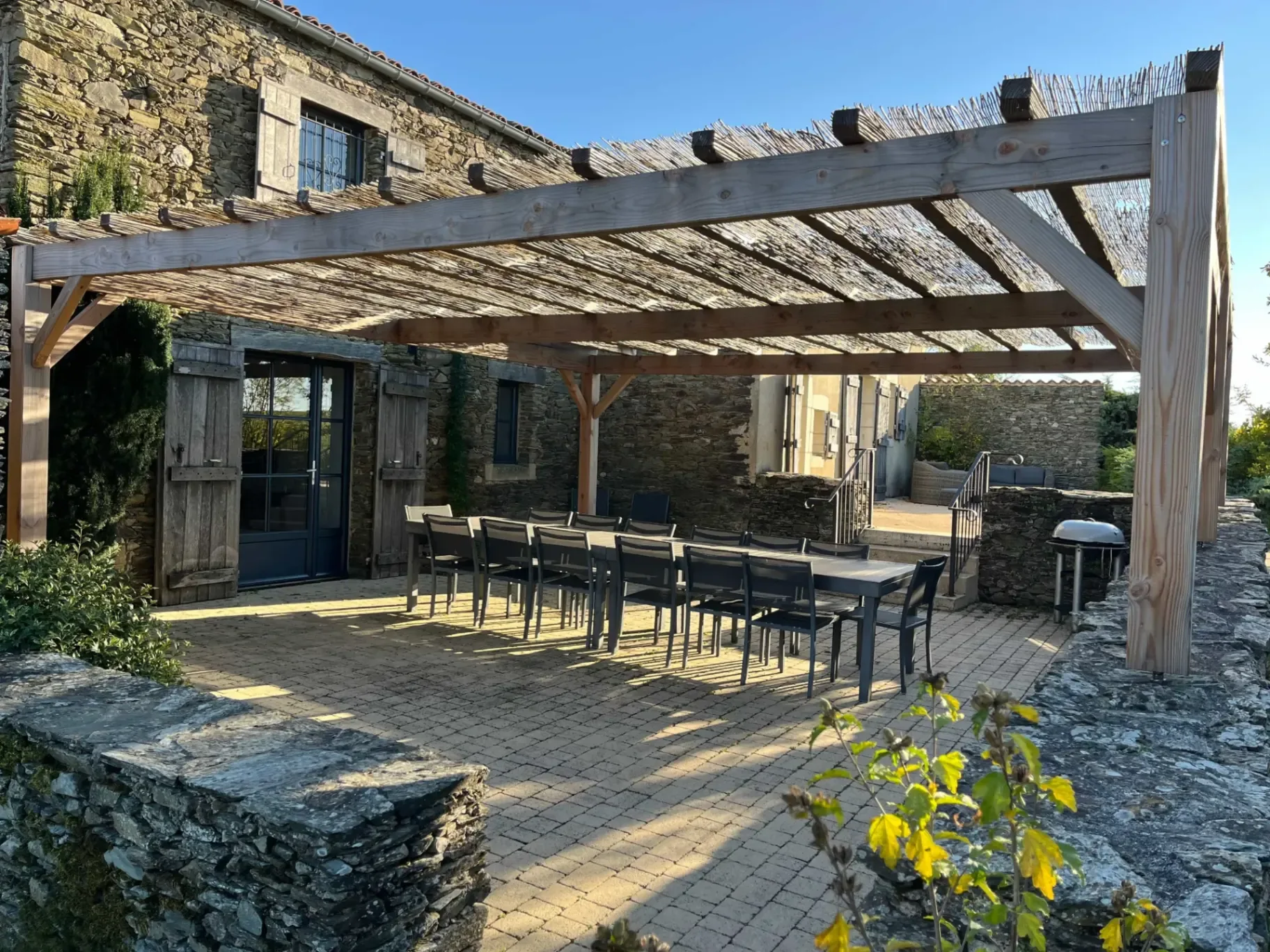 Gîte Alexandrin La Bréjolière – Saint-Maurice-des-Noues - Terrasse avec pergola