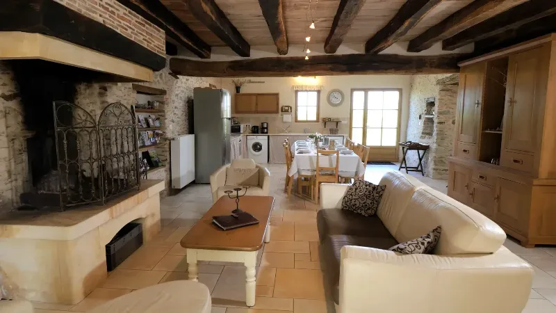 Gîte Alexandrin La Bréjolière – Saint-Maurice-des-Noues - Pièce de vie et cheminée à foyer ouvert