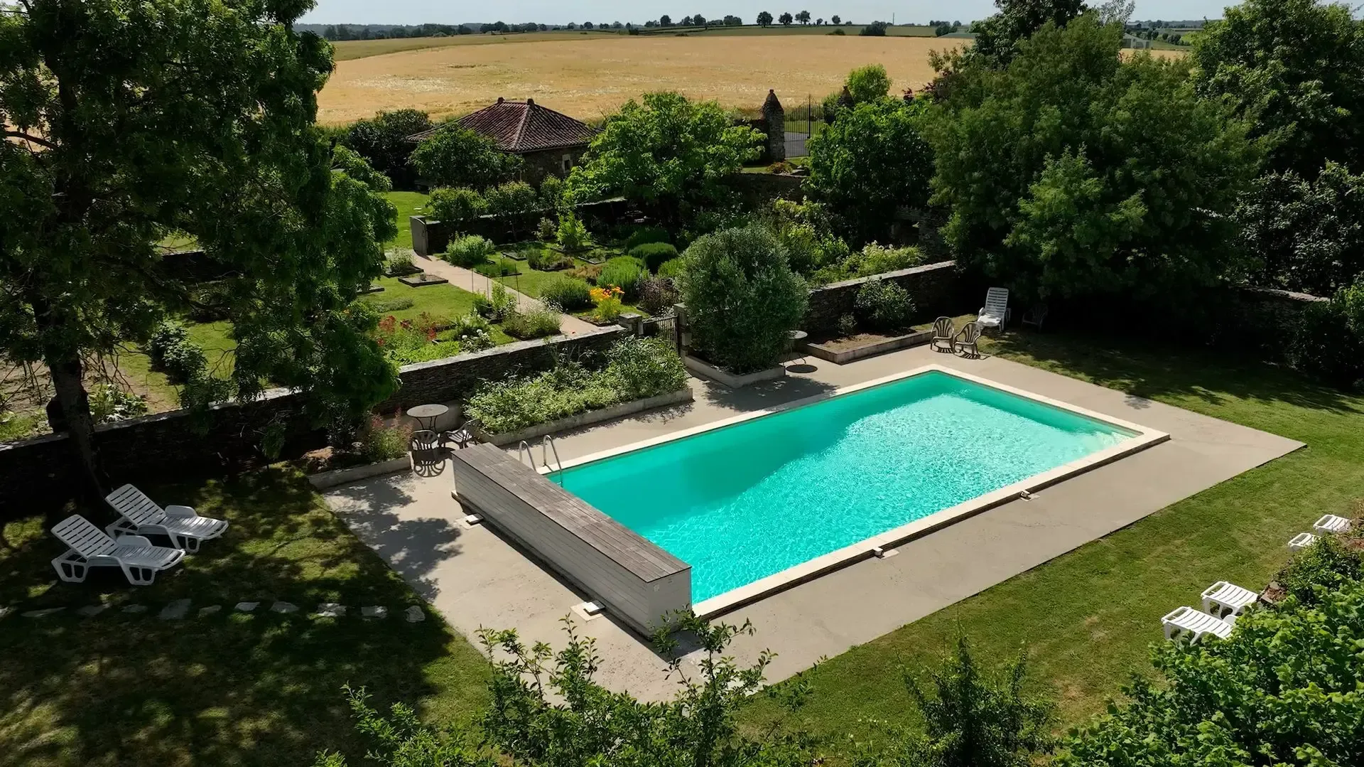 Gîte Alexandrin La Bréjolière – Saint-Maurice-des-Noues - Piscine et jardin des senteurs