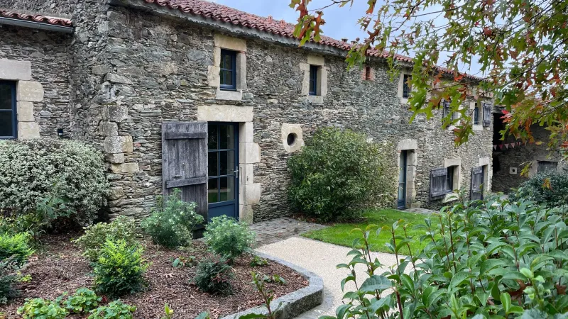 Gîte Alexandrin La Bréjolière à Saint-Maurice-des-Noues - Entrée côté jardins