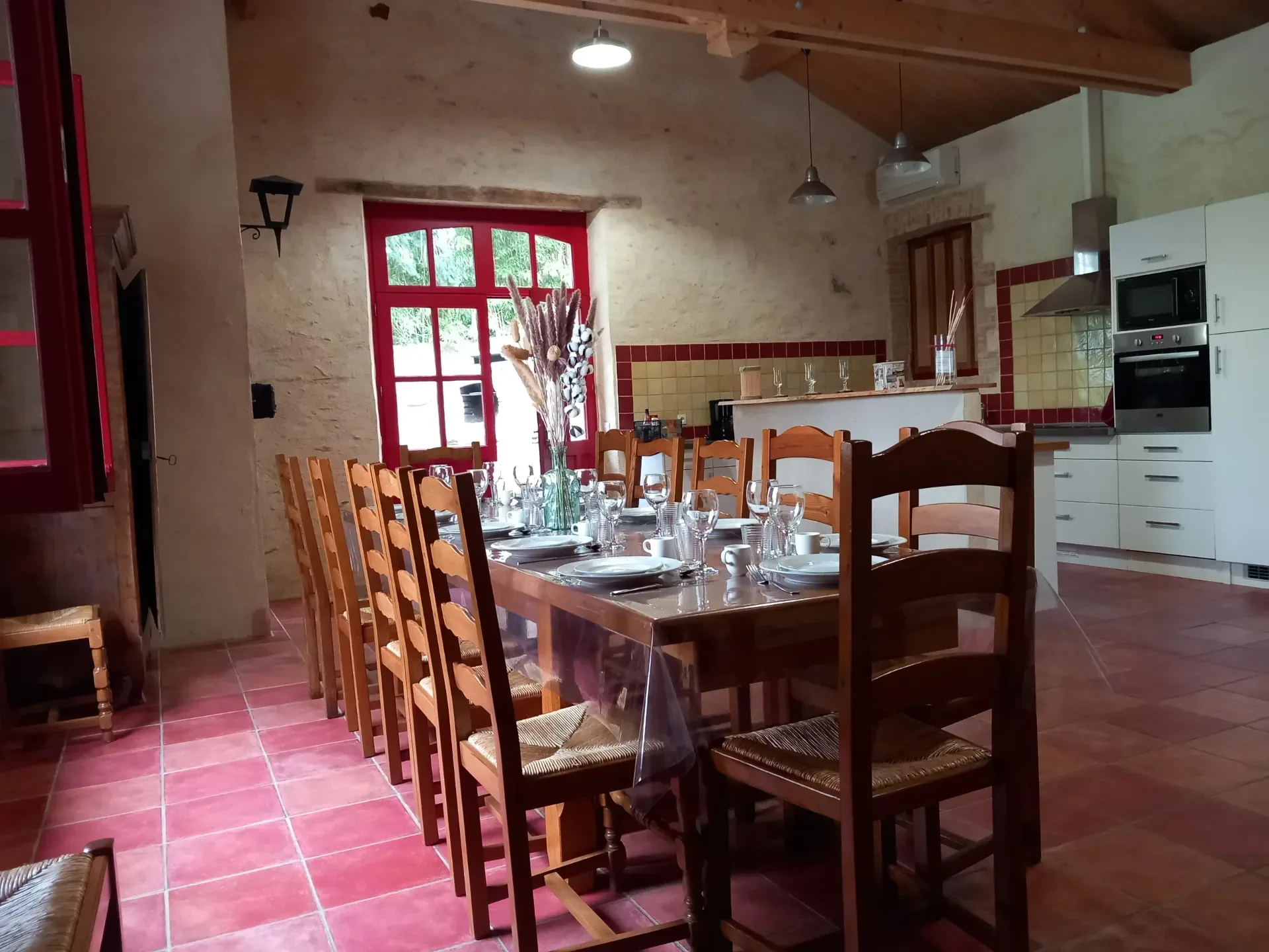 Grande pièce de vie avec cuisine et espace repas
