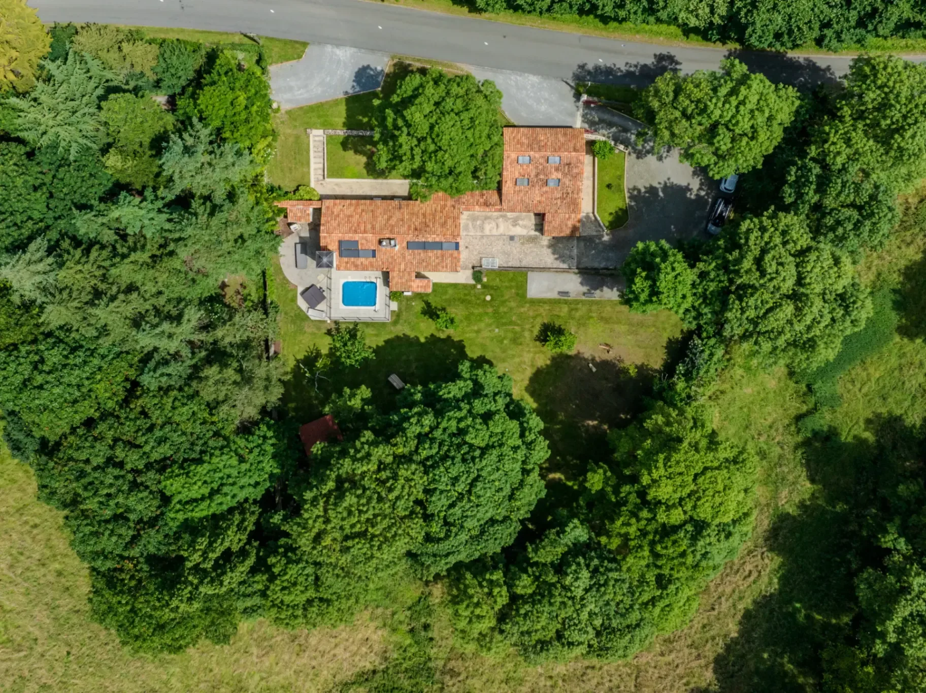 Vue aérienne du Gîte La Minoterie et de son environnement verdoyant