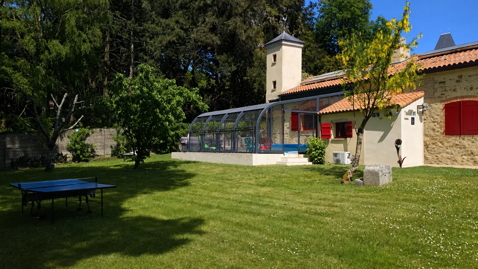Grand jardin arboré et vue extérieure du Gîte La Minoterie