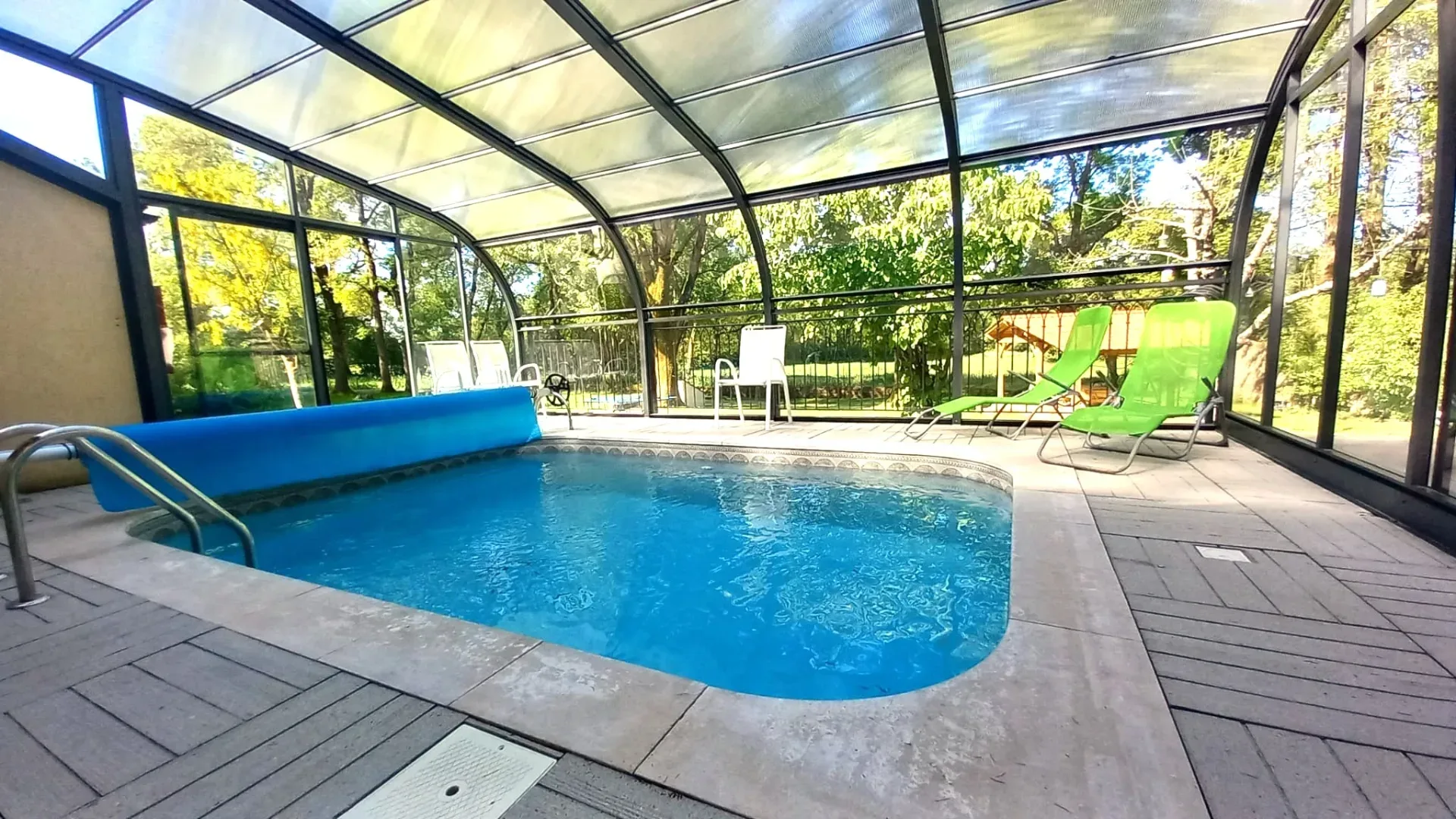 Piscine intérieure chauffée du Gîte La Minoterie à Rocheservière