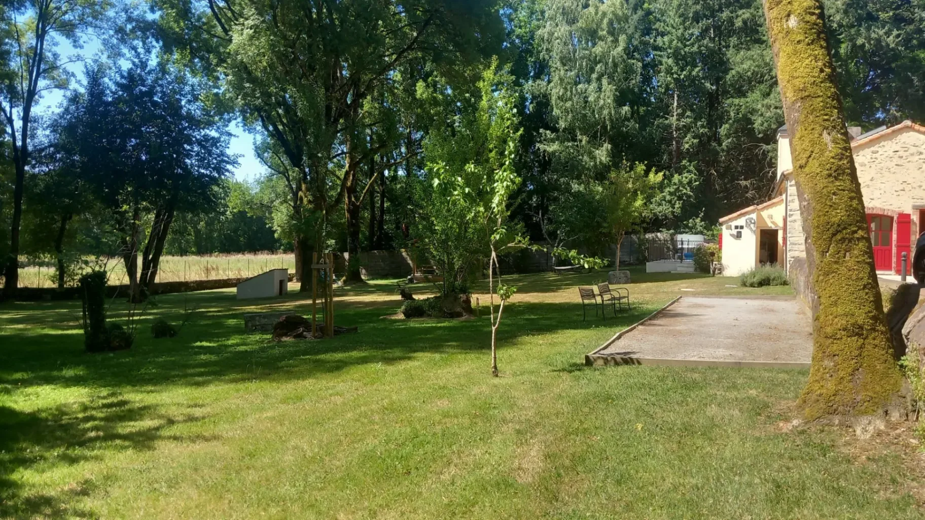 Vaste parc arboré avec table de ping pong et terrain de pétanque du Gîte La Minoterie à Rocheservière