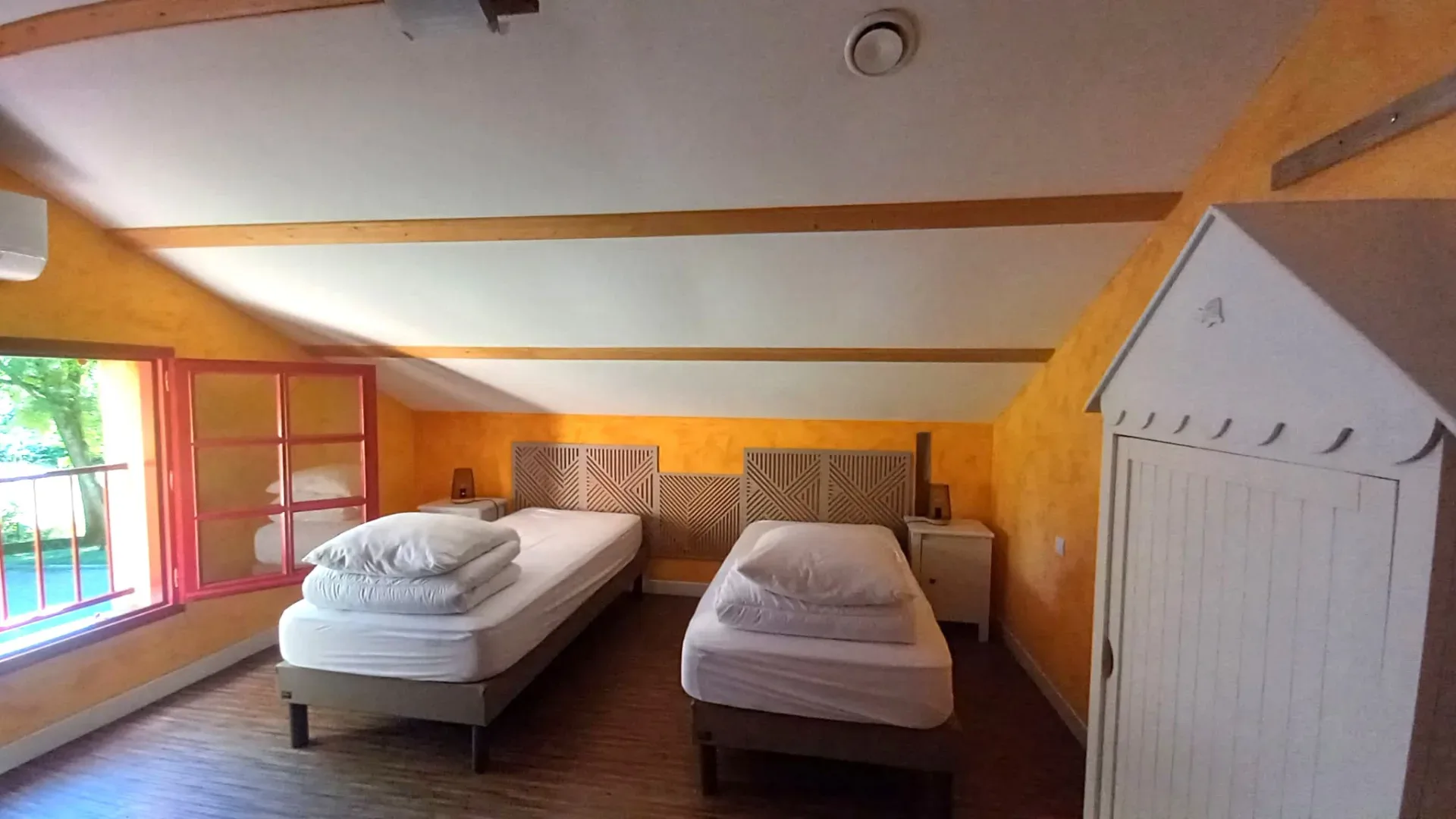 Mezzanines aménagées en espaces nuit au Gîte La Minoterie