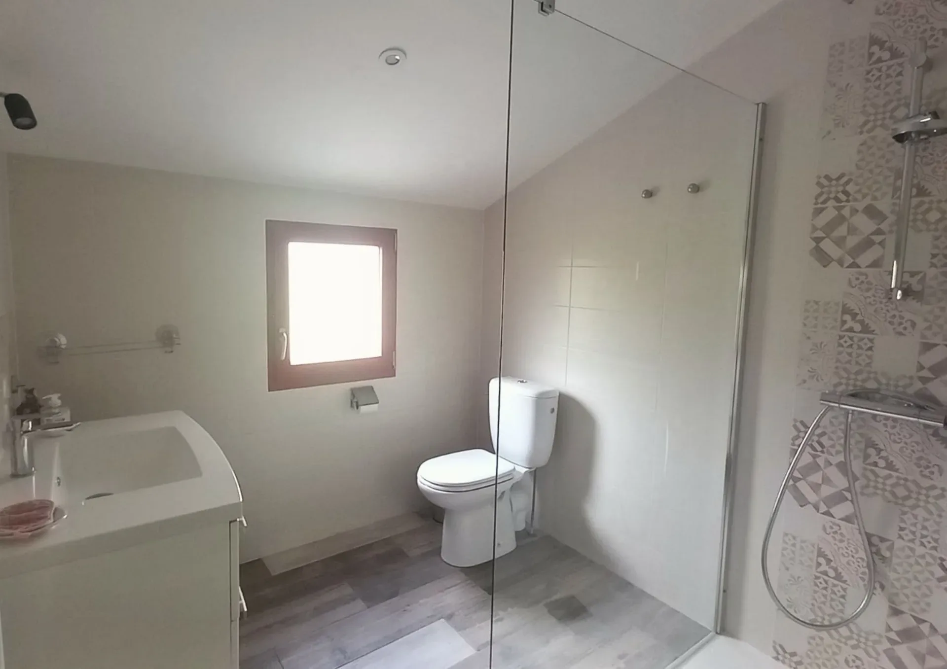Salle de bains spacieuse avec douche