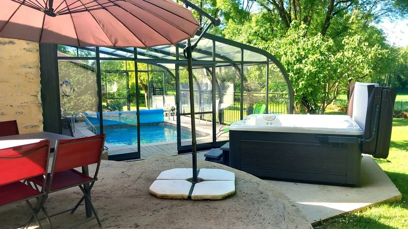 Espace bien-être avec piscine intérieure chauffée et spa privatif