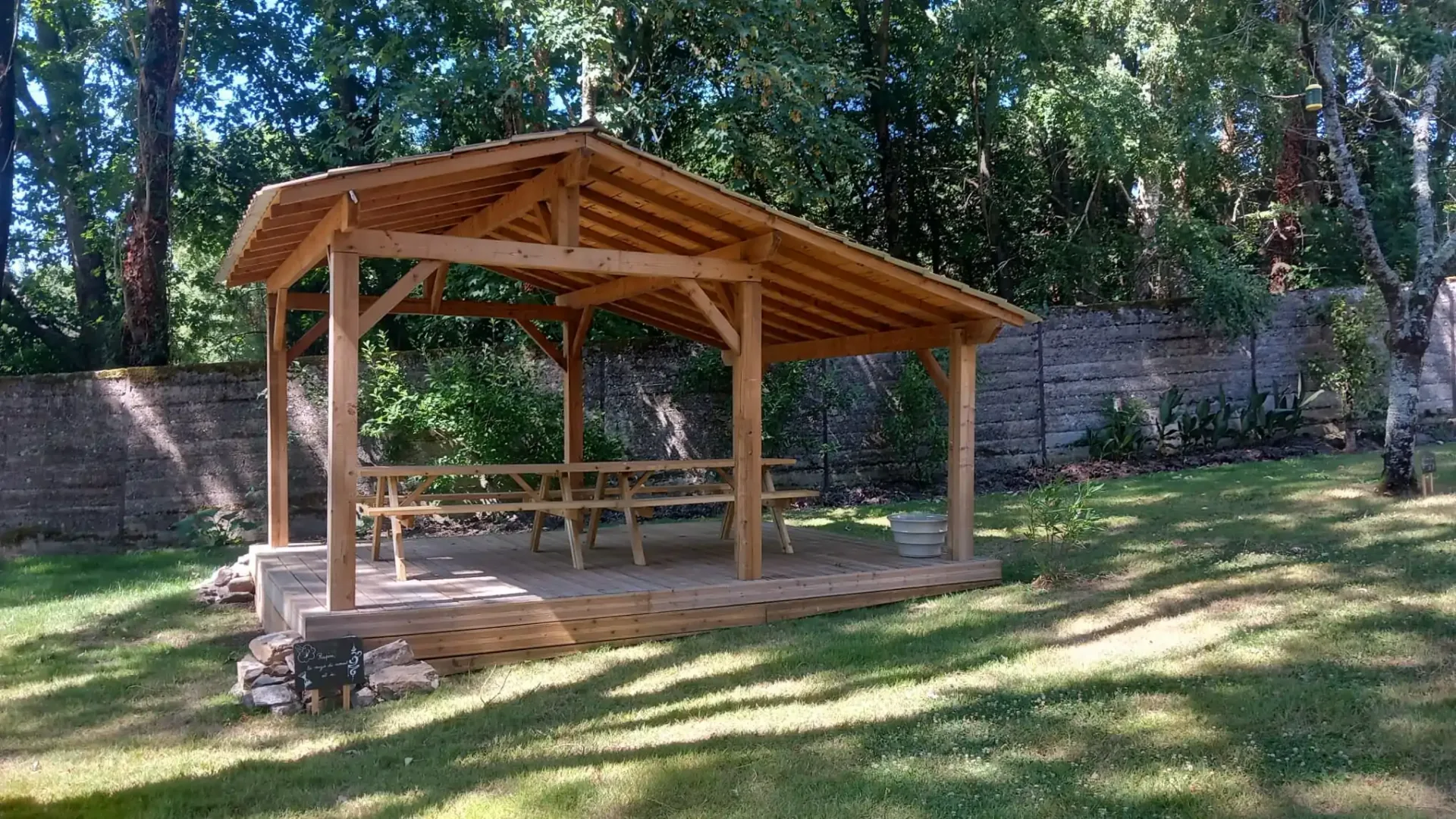 Patio aménagé pour profiter des repas et moments conviviaux en extérieur