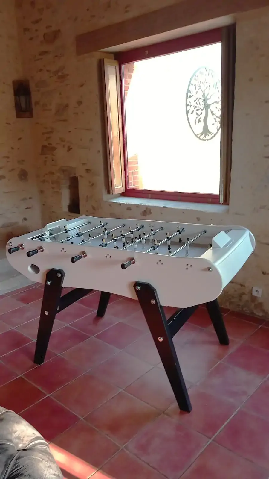 Espace jeux avec baby-foot et borne arcade du Gîte La Minoterie