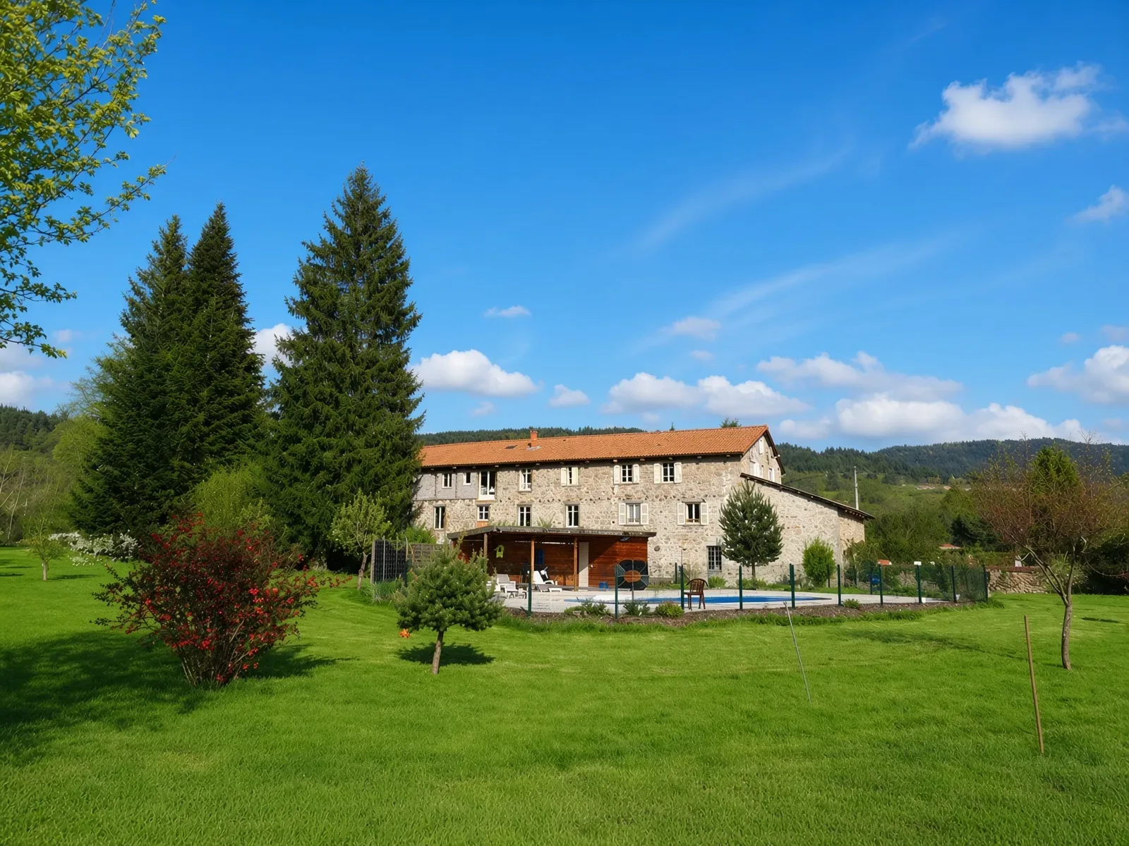 Gîte de groupe Moulin de Pacros à Marsac-en-Livradois — Moulin de Pacros – Marsac-en-Livradois, capacité 27 personnes