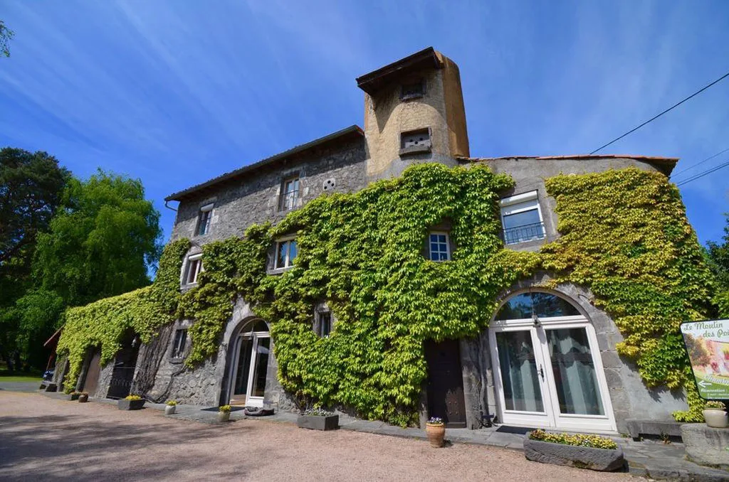 Gîte de groupe Le Moulin des Poètes à Malauzat — Photo 1 de Le Moulin des Poètes à Malauzat, capacité 15 personnes